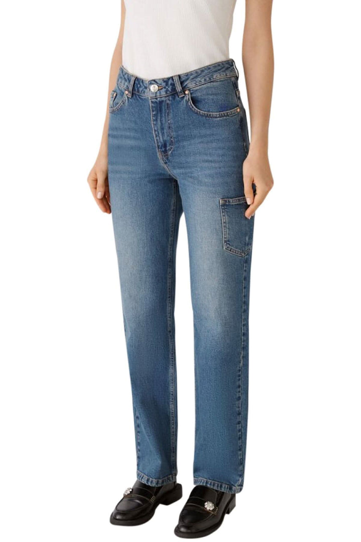 Jean coupe droite avec poches avant, fermeture zippée et passants de ceinture, en 99% coton.