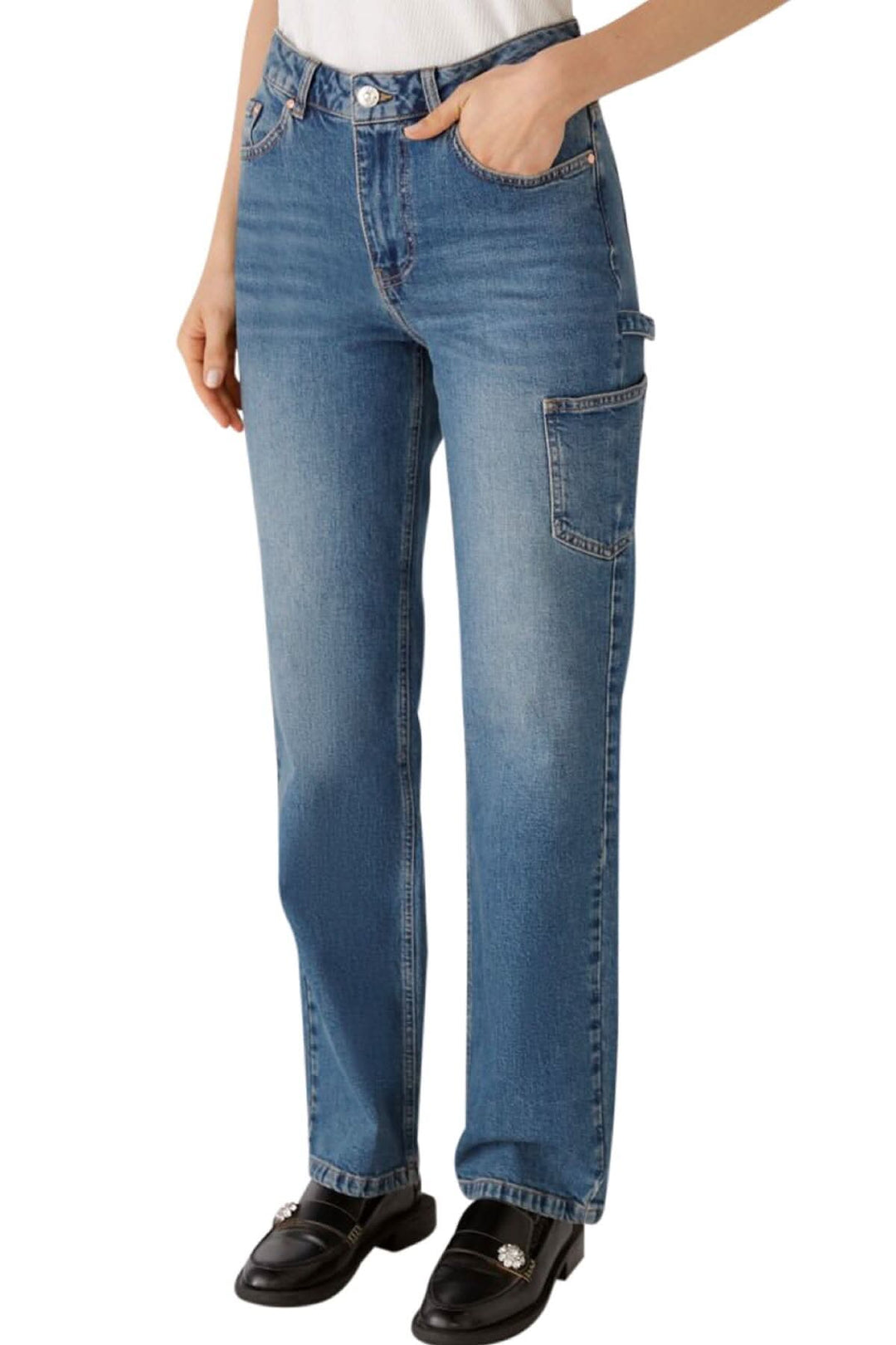 Jean coupe droite en denim bleu avec poches, passants de ceinture et coupe classique.