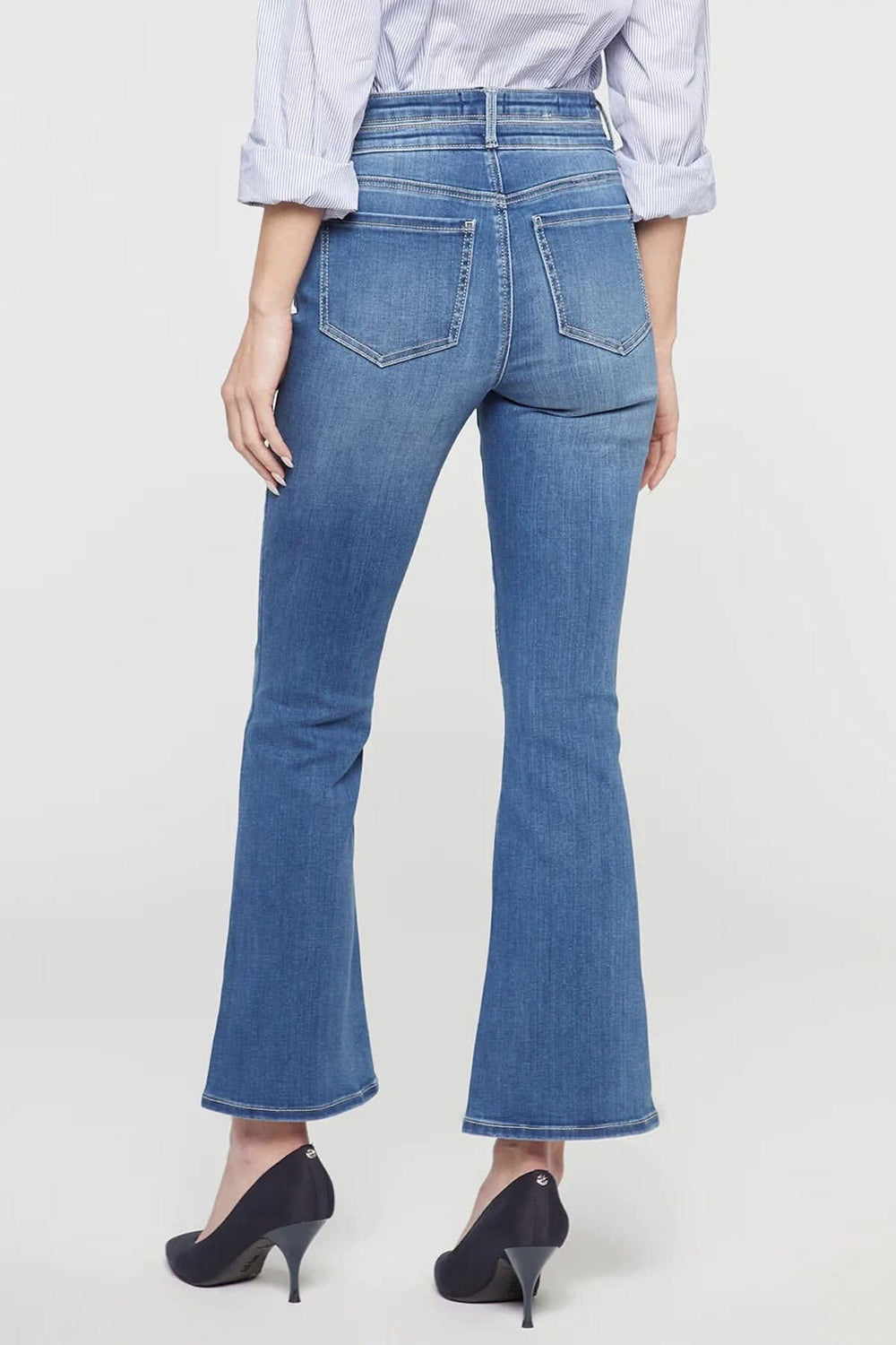 Jean évasé Ava de NYDJ, vue arrière, taille haute, évasé à l'ourlet, style classique.
