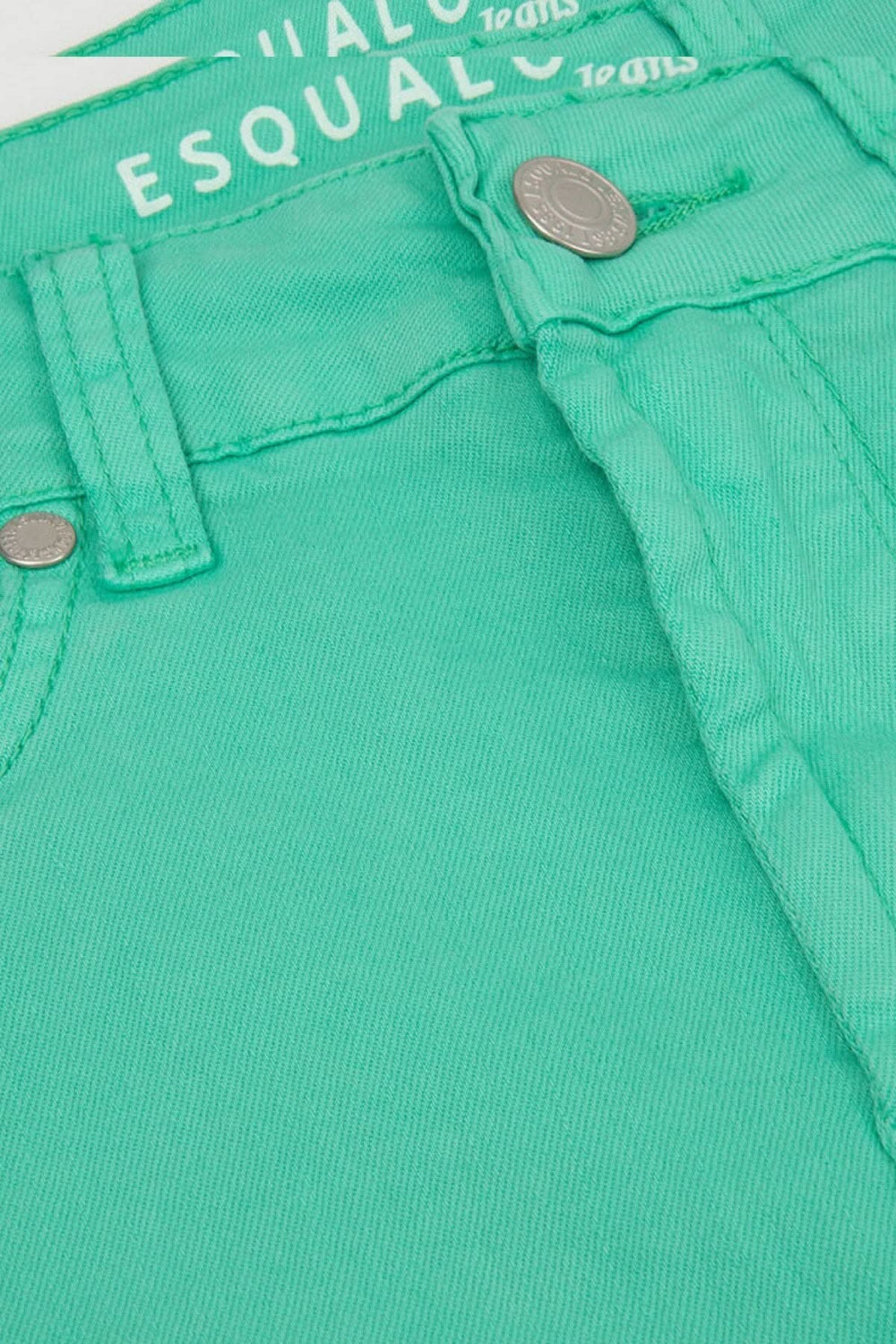 Détail d'un jean vert extensible avec bouton argent et logo Esqualo visible.