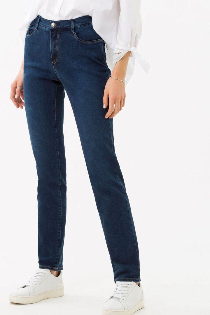 Jean Mary pour femme, coupe droite, bleu foncé, confort optimal, aspect denim authentique et détails raffinés.
