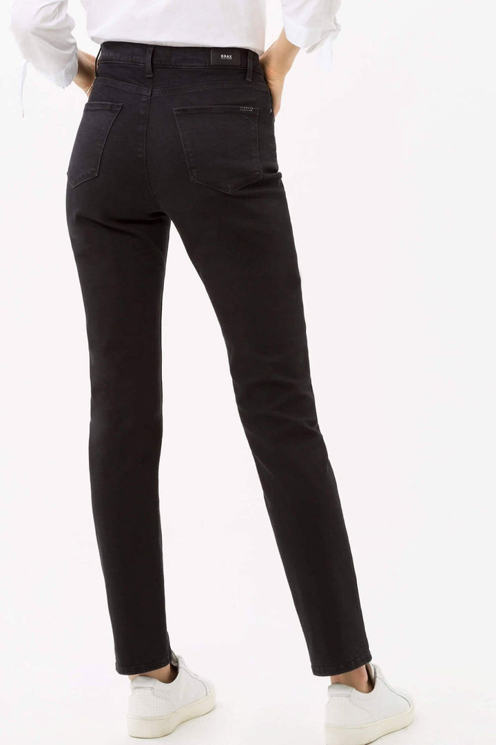 Jean Mary femme, jambe droite, coupe décontractée, détails de qualité et aspect denim authentique.