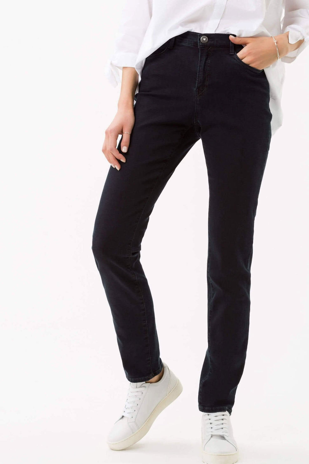 Jean Mary pour femme, coupe décontractée, denim authentique, esthétique moderne, confort optimal, détails de qualité.