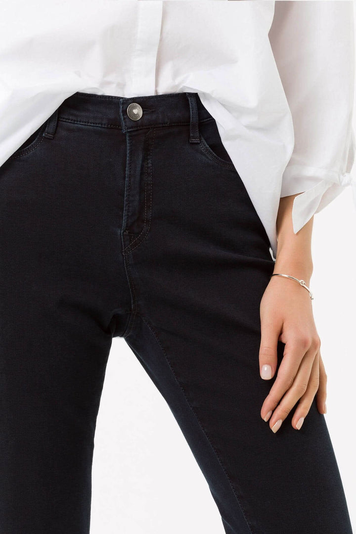 Jean Mary pour femme, coupe décontractée, aspect denim authentique, avec détails raffinés et confort optimal.