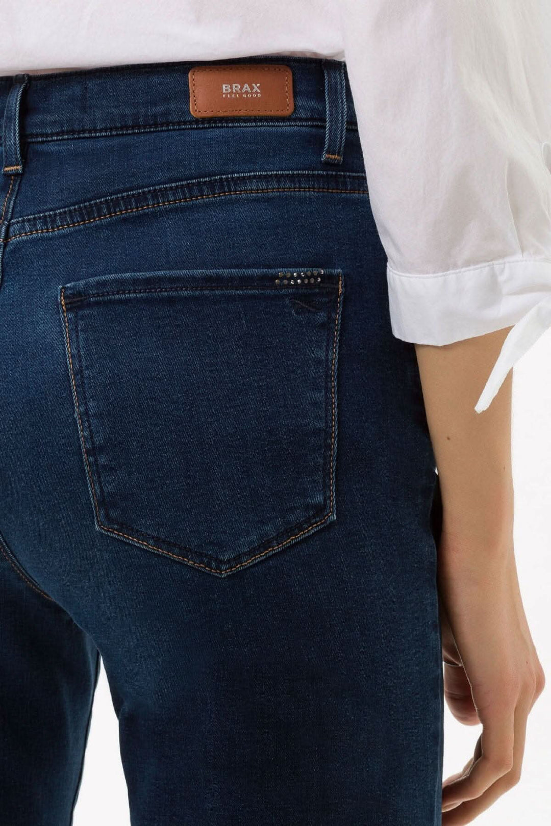 Jean MARY pour femme, coupe décontractée, aspect denim authentique, détails soignés de BRAX.