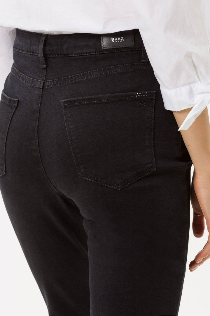 Détails du jean Mary pour femme de BRAX, coupe décontractée, aspect denim, étiquette logo sur la ceinture.