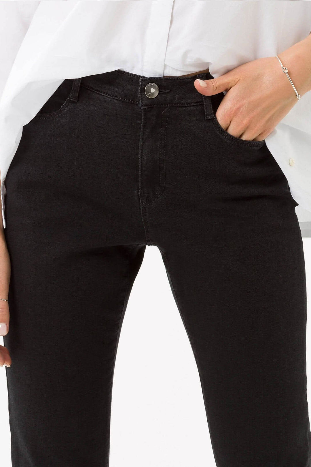 Jean MARY pour femme, coupe décontractée, aspect denim authentique, détails de qualité, de BRAX.