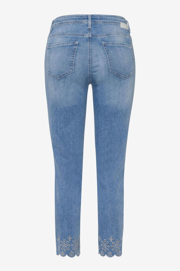 Jean skinny femme 7/8 avec détail élégant au bas, style moderne et ajusté, vue arrière.