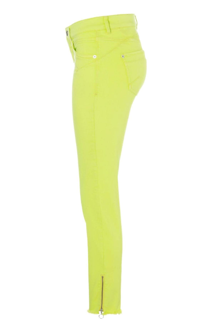 Jean vert fluo slim chic avec revers effiloché et fermeture éclair dorée, confort en denim stretch.