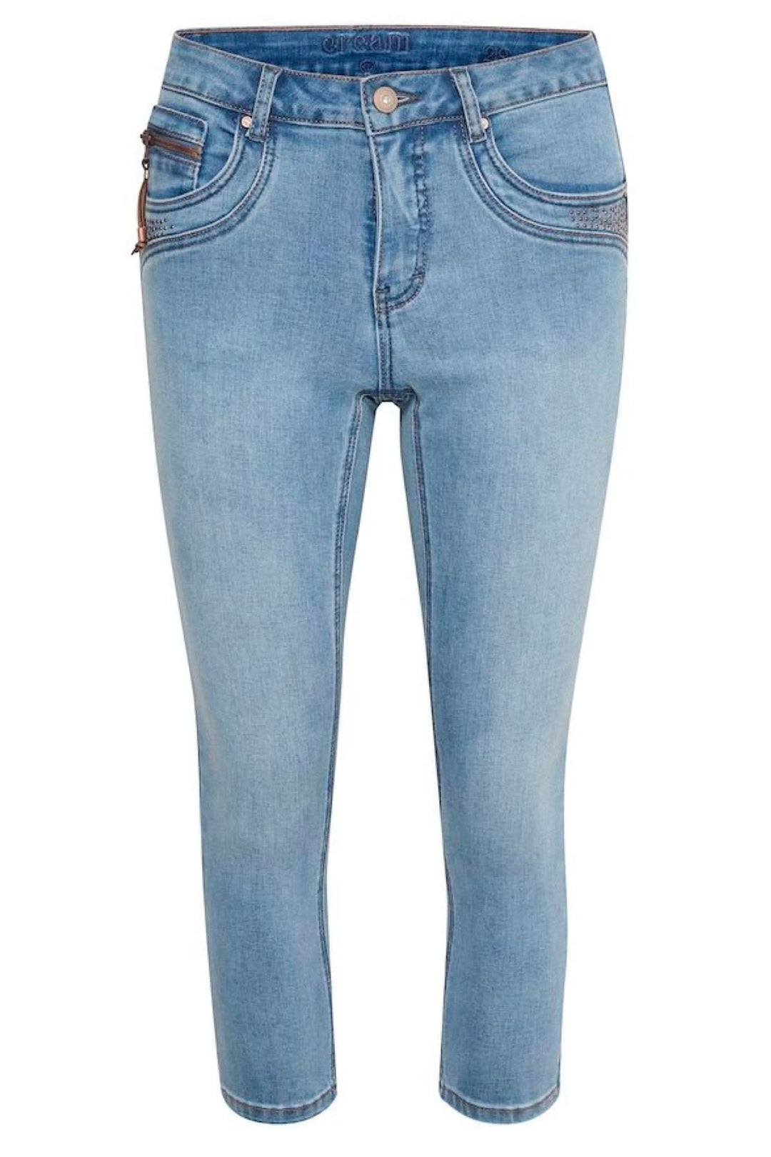 Jean en coton bleu clair, coupe ajustée, trois-quarts, avec poches arrière et clous avant.