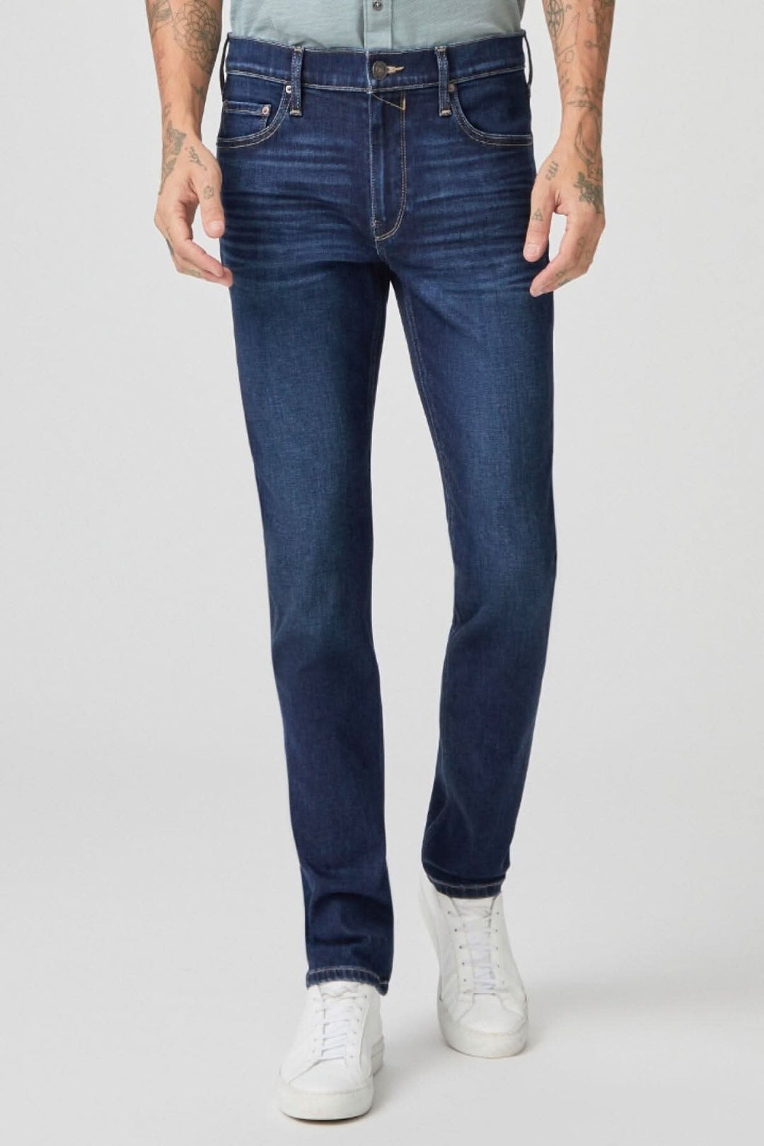Homme portant des jeans Lennox Danfrey, délavage foncé, coupe étroite, style vintage et confort optimal.