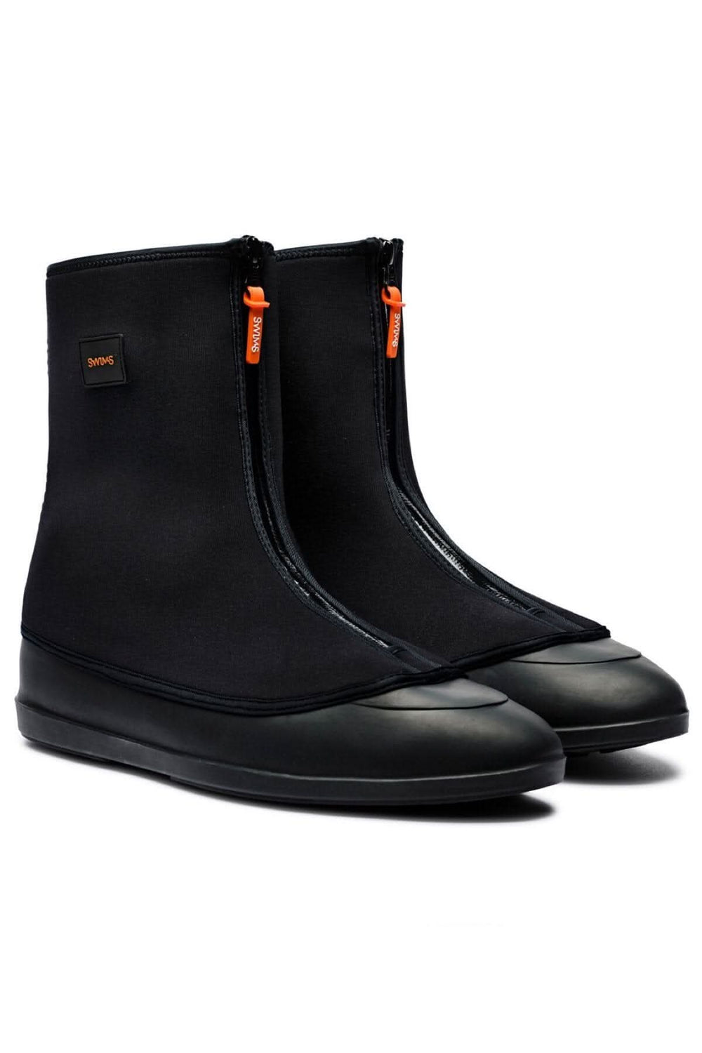 Bottines noires en néoprène et caoutchouc, imperméables et résistantes aux intempéries, idéales pour les matins gadoueux.