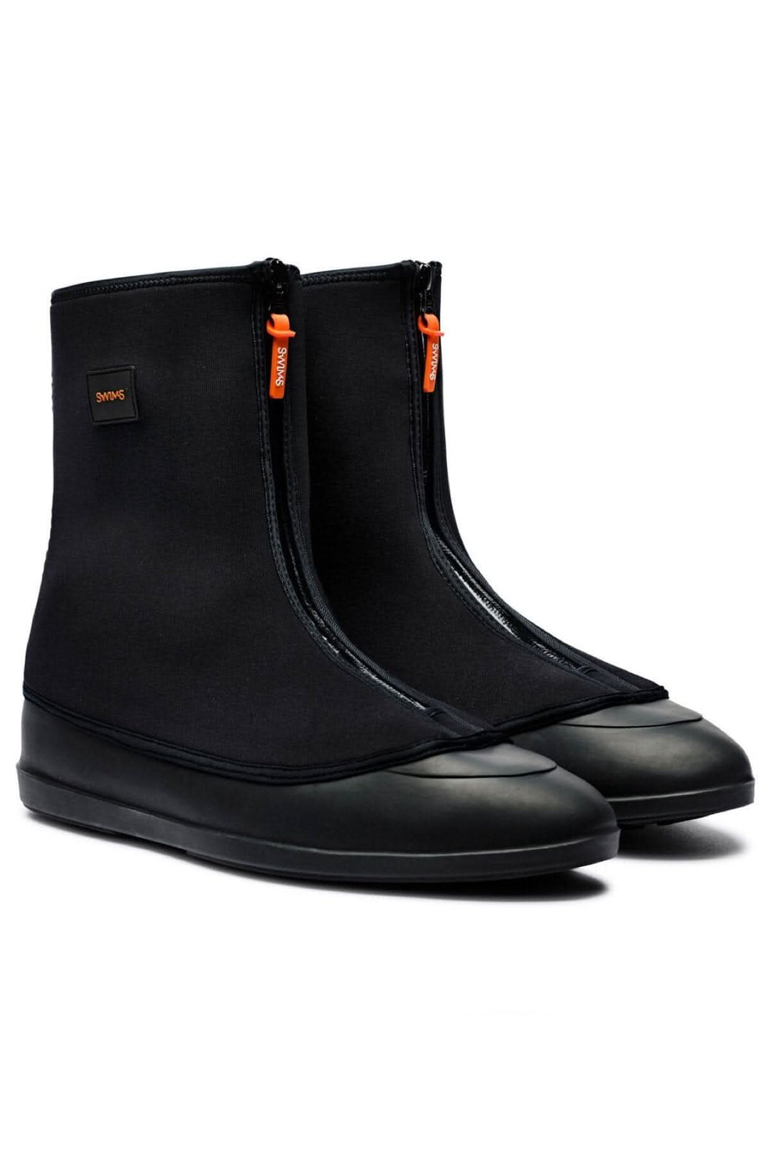 Bottines noires en néoprène et caoutchouc, imperméables et résistantes aux intempéries, idéales pour les matins gadoueux.
