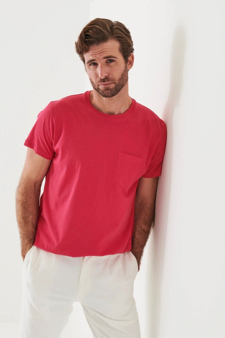 T-shirt léger en coton pima rose pour homme avec poche, parfait par temps chaud.