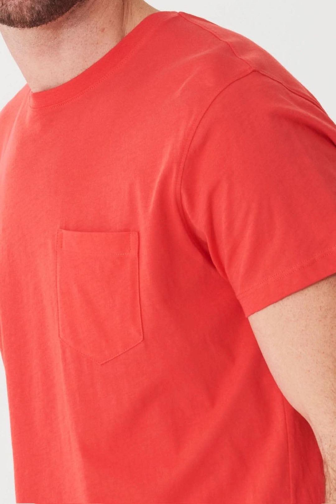 T-shirt léger en coton pima rouge avec poche plaquée, parfait pour les jours chauds.