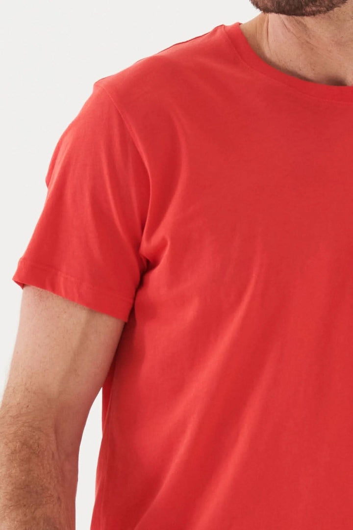 T-shirt léger en coton pima rouge à col rond, parfait pour temps chaud.