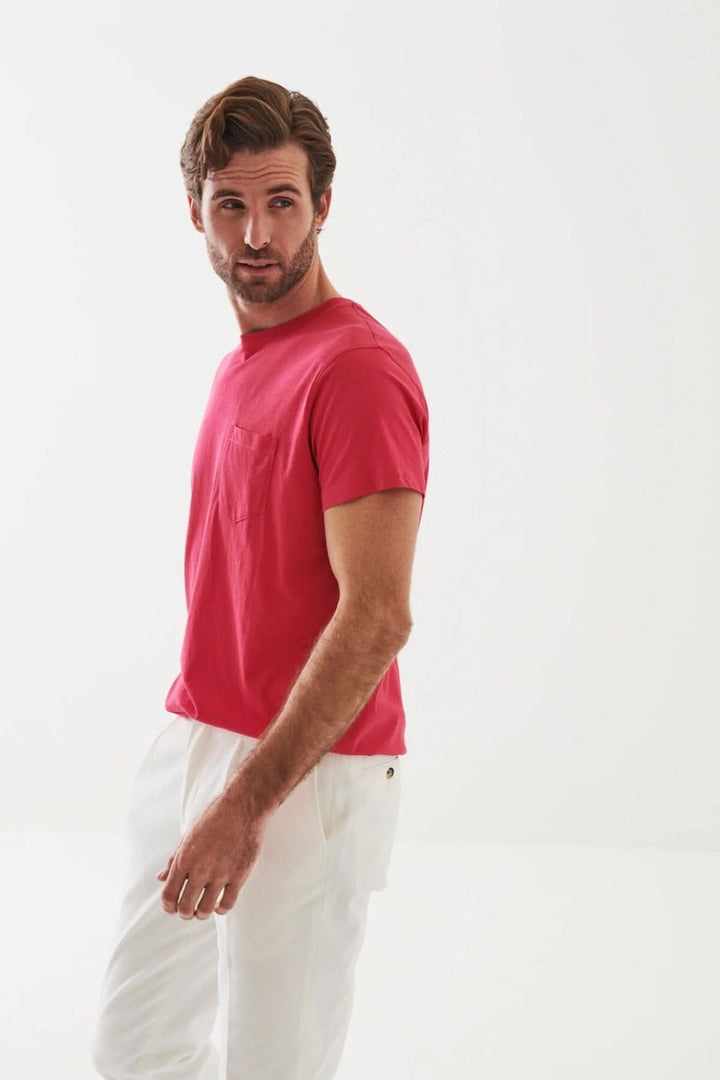 T-shirt léger en coton pima rose avec poche, porté par un homme, style décontracté, ajustement régulier.