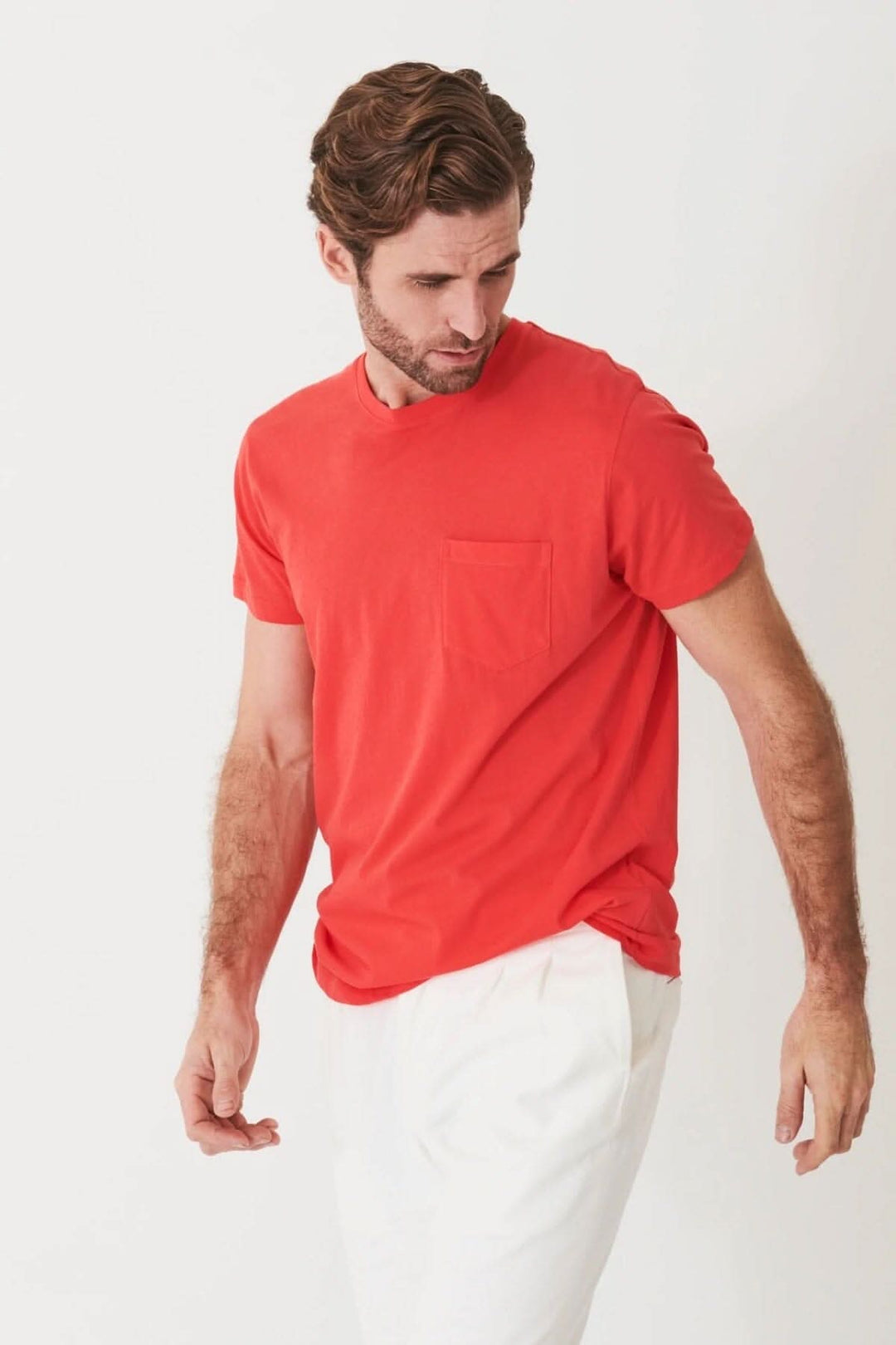 T-shirt léger en coton pima rouge avec poche, porté par un homme, style décontracté.