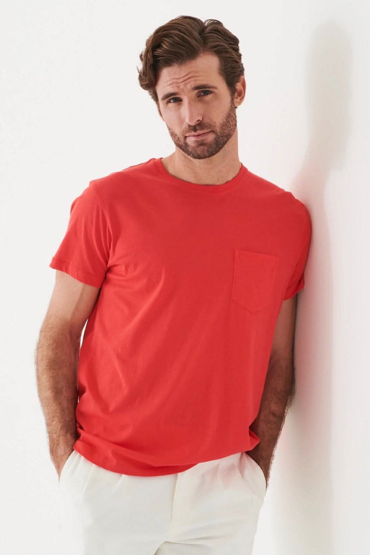 T-shirt léger en coton pima pour homme, col rond, couleur rouge, avec poche plaquée, ajustement régulier.