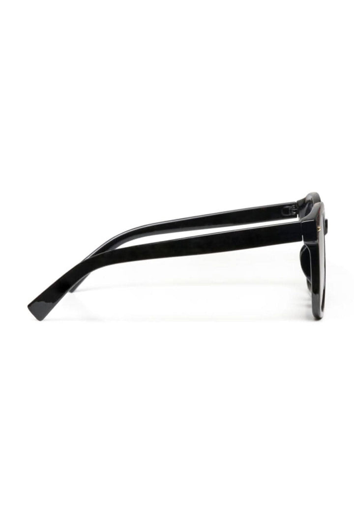 Lunette de soleil Narian, modèle élégant en polycarbonate avec une monture en alliage de zinc, vue de côté.