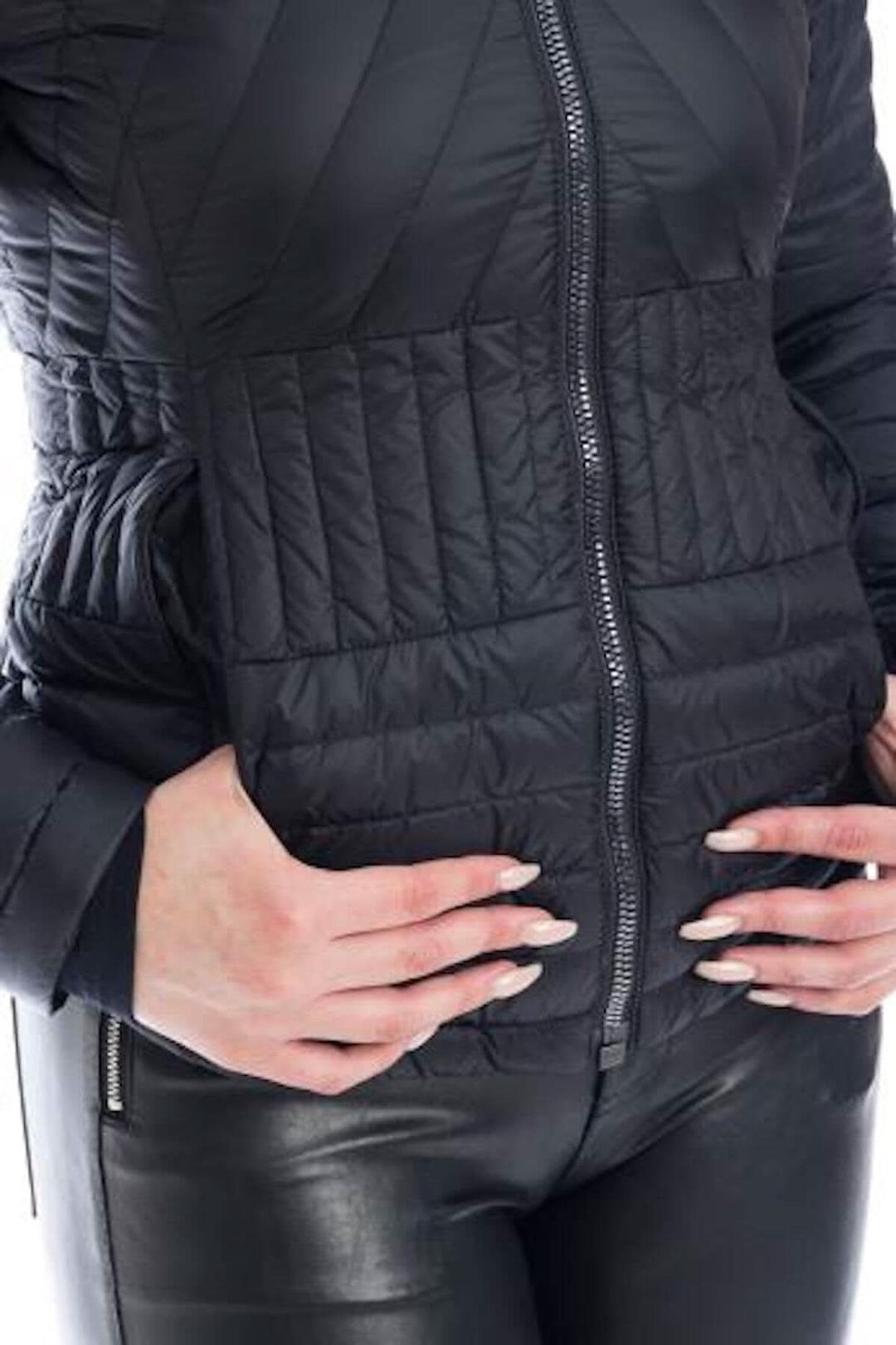 Veste noire matelassée COLMAR avec col montant et fermeture éclair, mettant en valeur une silhouette féminine.