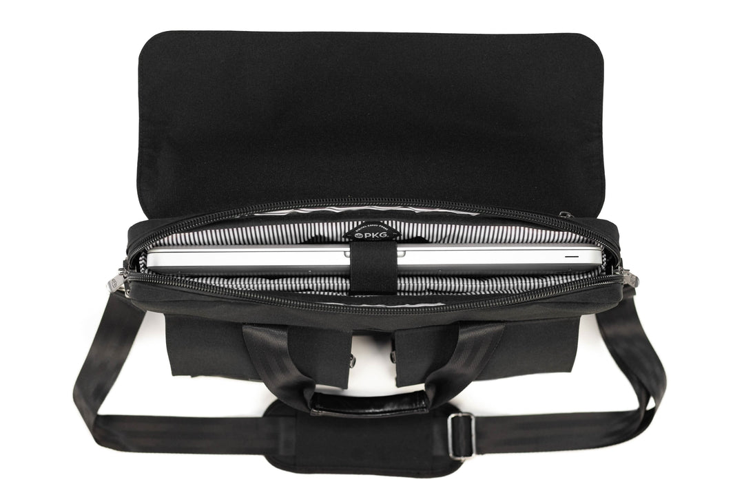 Vue du haut du messager PKG Richmond 10L avec ordinateur portable et compartiments organisateurs.