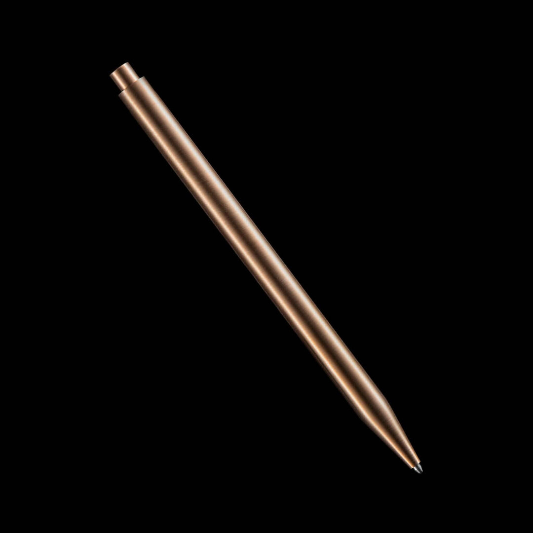 Stylo modern en métal bronze, design épuré et élégant, parfait pour une utilisation quotidienne.