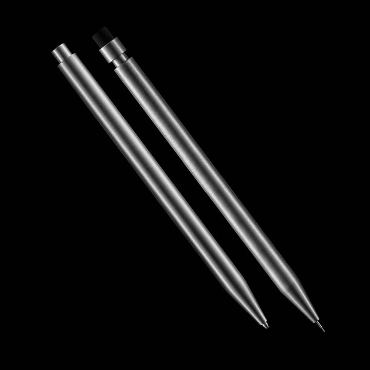 Stylos modernes en métal, affichant un design élégant et minimaliste sur fond noir.