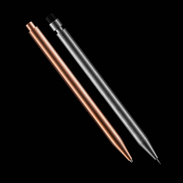 Stylo Modern Fuel: stylo élégant en métal cuivré et argenté, parfait pour une écriture raffinée.
