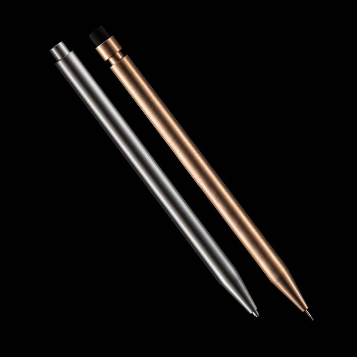 Stylo moderne Fuel en aluminium, disponible en argent et cuivre, élégant et fonctionnel pour le bureau.