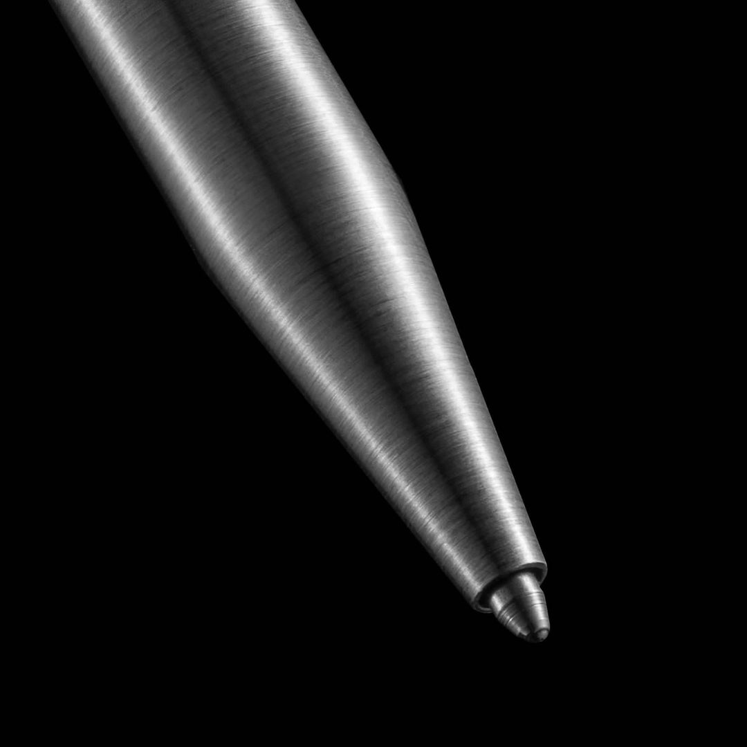Détail du crayon Modern Fuel en métal solide, sans plastique, montrant son design unique et élégant.