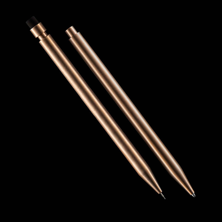 Crayon Modern Fuel en métal solide, design minimaliste, sans pièces en plastique, présentation unique.