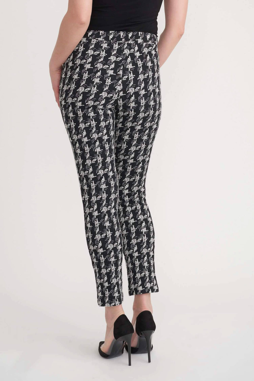Pantalon à texture avec taille élastique et motif noir et blanc, vue arrière, collection Joseph Ribkoff.