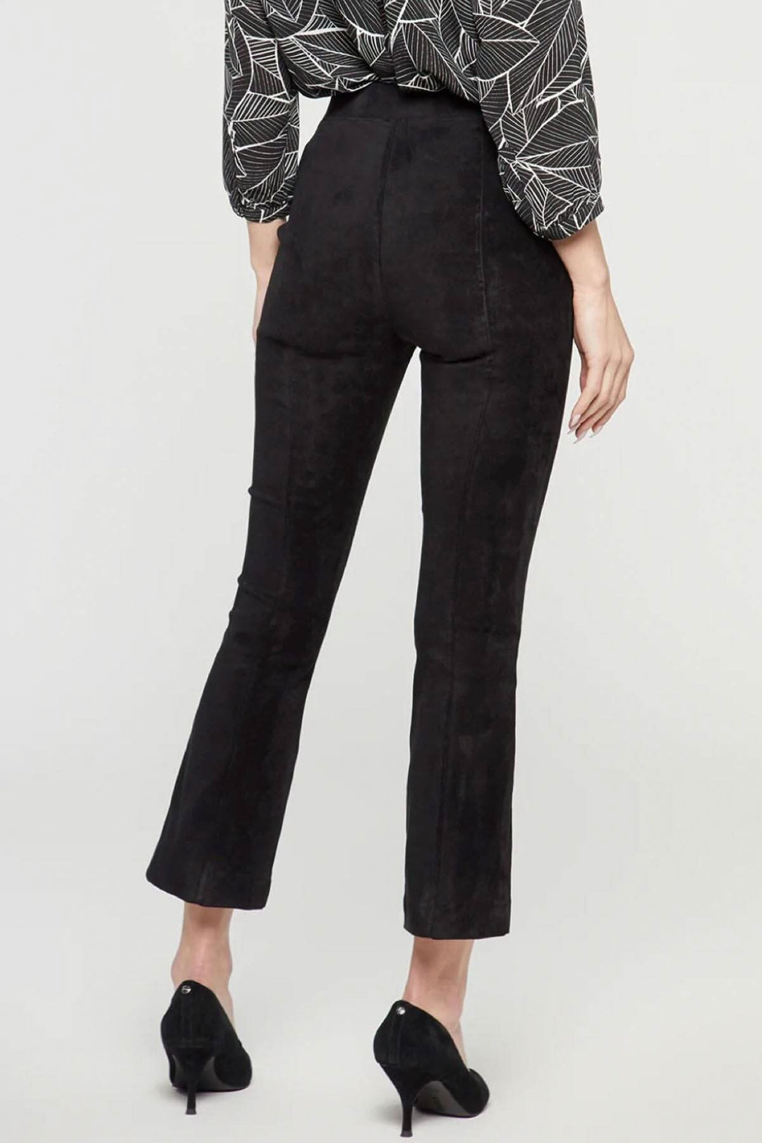Pantalon bootcut mince à enfiler en faux daim, vue arrière, avec haut à motifs et talons.
