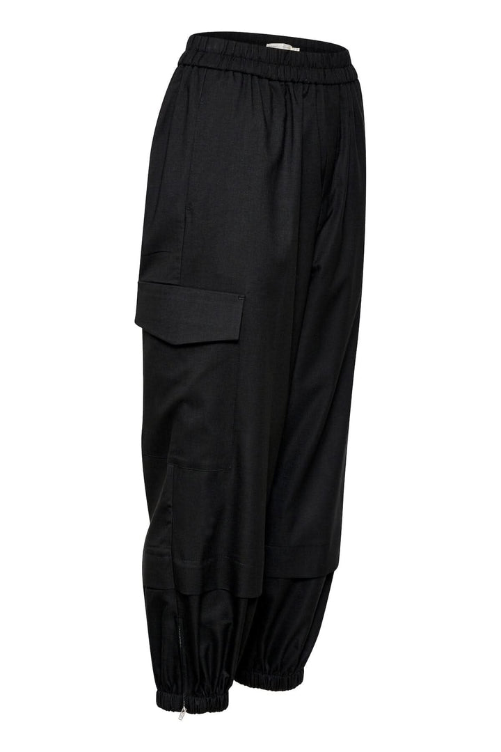 Pantalon cargo noir décontracté avec taille élastique et poches avant et latérales.