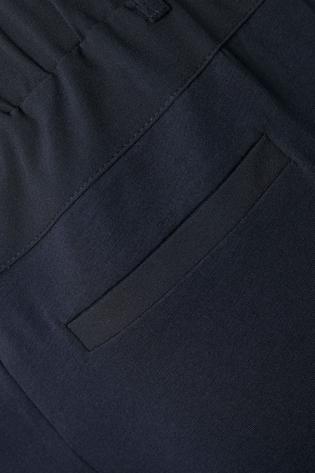 Détail du pantalon tailleur Jillian Sofie, montrant une poche arrière noire et tissu élégant.