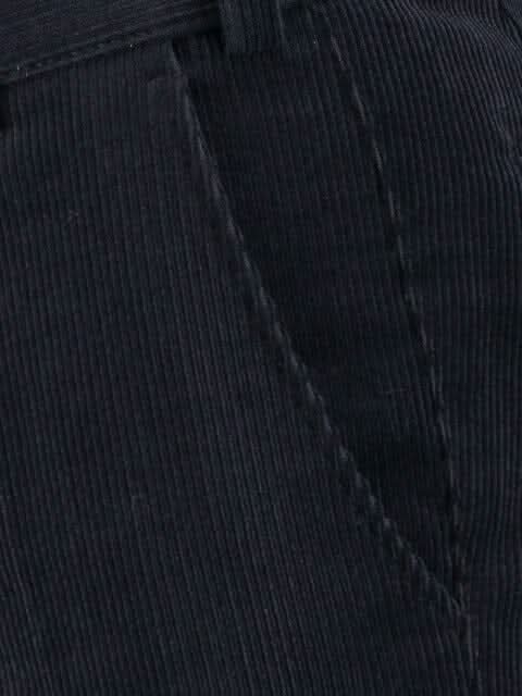Gros plan sur le pantalon en corduroy bleu marine, affichant des détails de texture et de couture.