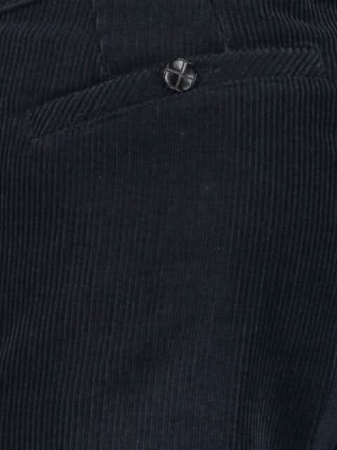Détail du pantalon en corduroy noir avec bouton, éco-responsable et confortable, disponible en plusieurs couleurs.