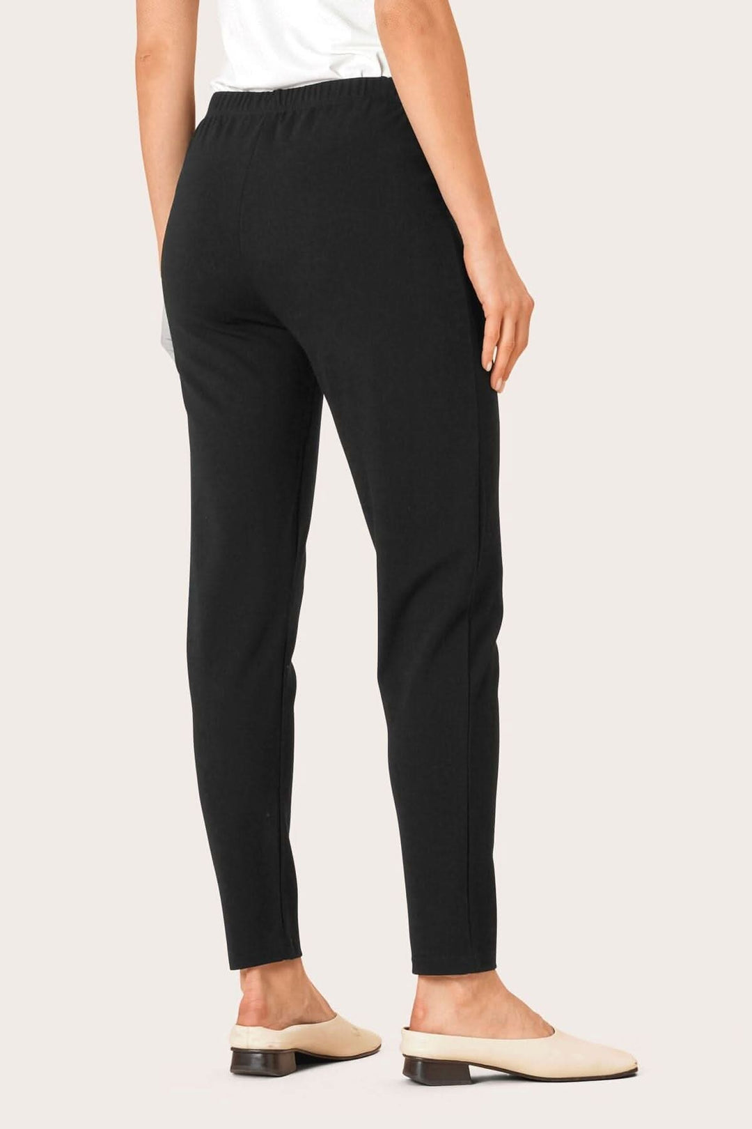 Pantalon en jersey noir, coupe ajustée, élastique à la taille et poches zippées, confortable pour toutes les occasions.