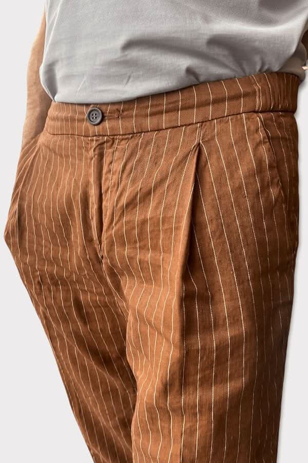 Pantalon ligné en lin marron de la marque Re-Hash, avec une coupe ajustée et détails élégants.