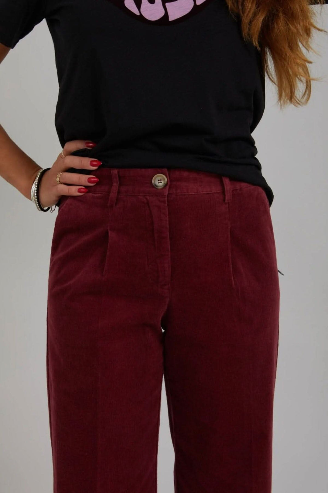 Pantalon Petra en velours côtelé rouge, coupe décontractée, avec poches, porté par mannequin.