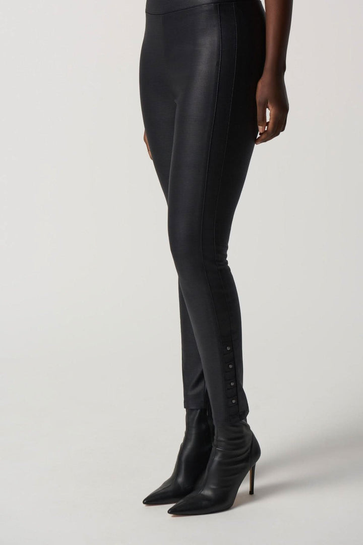 Pantalon skinny noir avec une bande de taille extensible et des clous le long de la cheville, porté avec des escarpins.