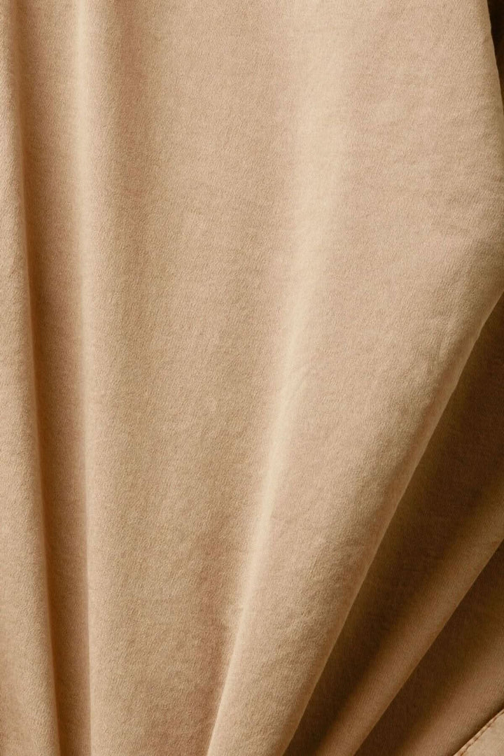 Tissu beige doux et extensible, idéal pour des vêtements confortables comme un pantalon cargo.