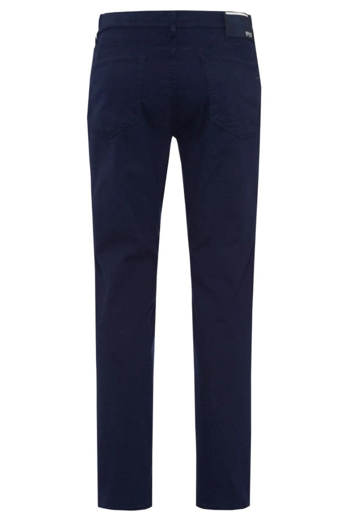 Pantalon en coton pour homme, coupe moderne et élégante, vue arrière, coloris bleu marine.