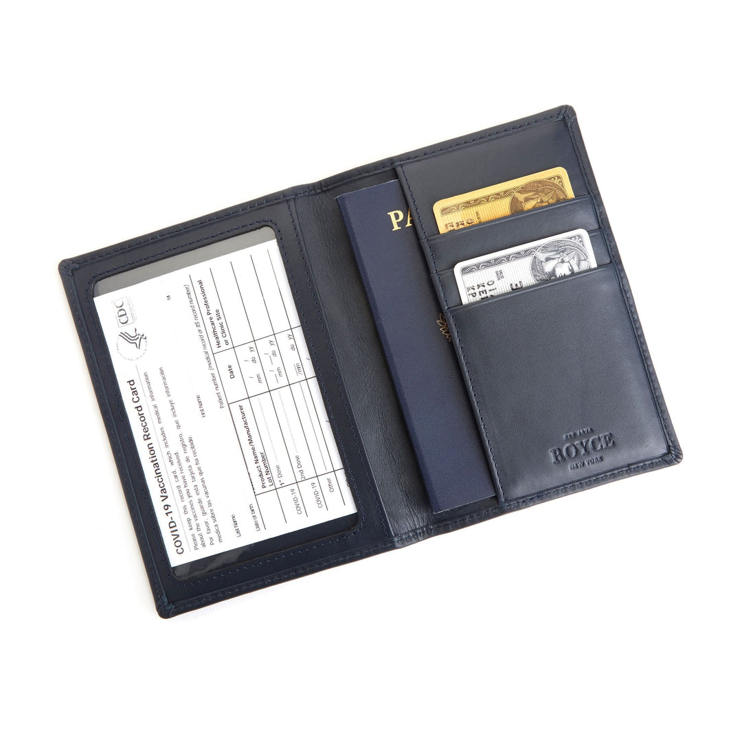 Coffret cadeau de voyage avec porte-passeport RFID, étiquette à bagages et pochette pour carte de vaccin.