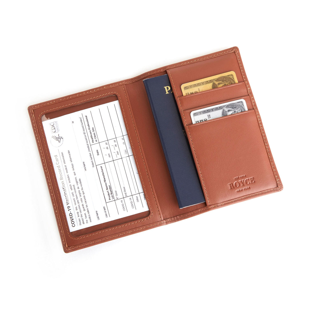 Coffret cadeau de voyage avec étui à passeport en cuir, carte de vaccination et fentes pour cartes.