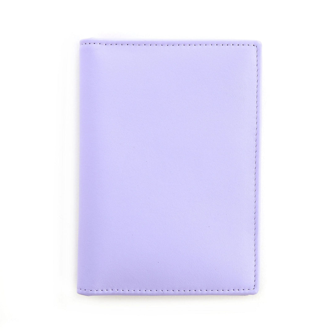 Porte-passeport en cuir violet, élégant et pratique pour les voyages.