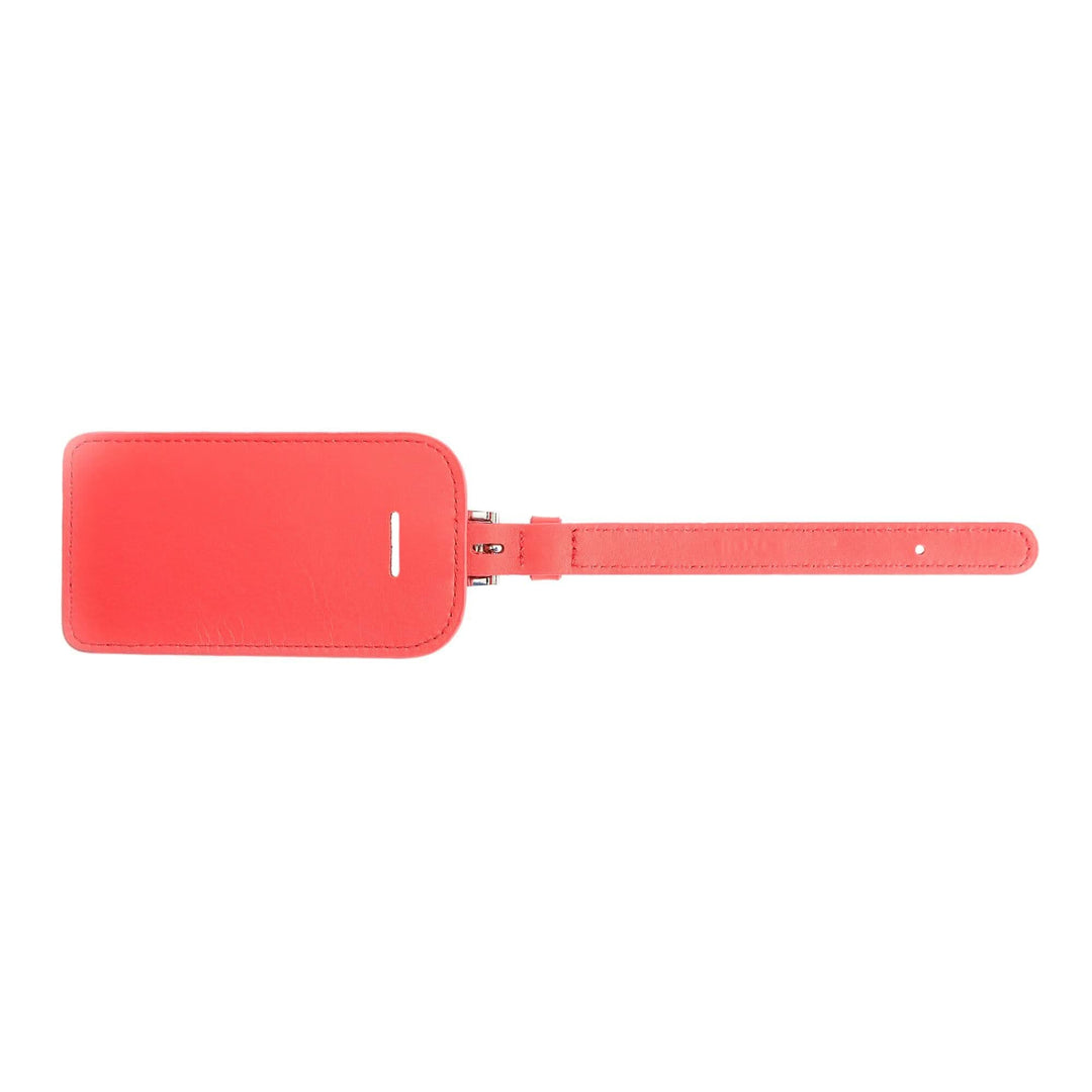 Étiquette à bagages en cuir rouge avec attache, assortie au coffret cadeau de voyage.