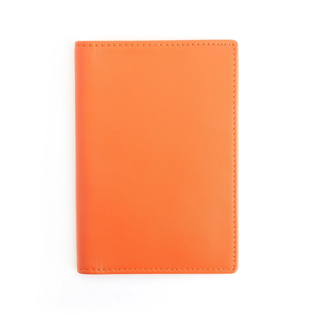 Porte-passeport orange en cuir, élégant et pratique pour vos voyages.