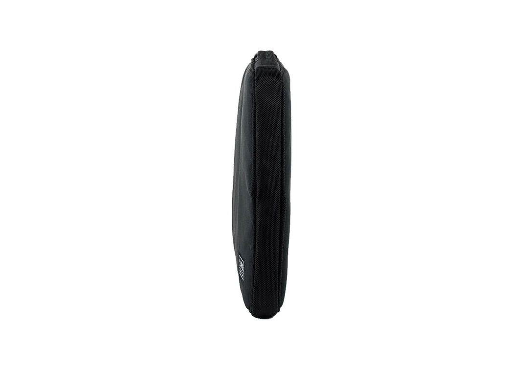 Pochette PKG Stuff pour ordinateur portable noire, vue de profil, conçue pour les modèles 13" à 16".